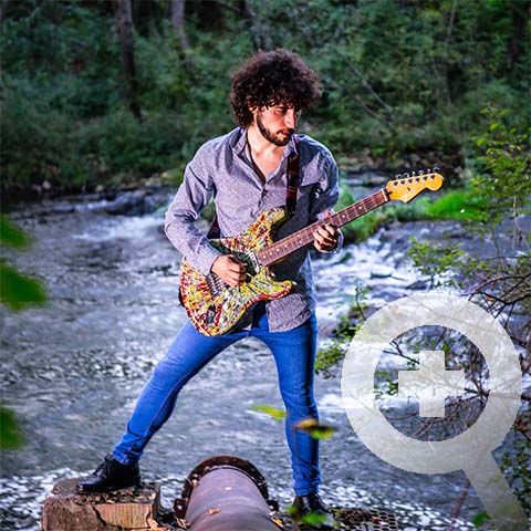 Raúl Vázquez playing electric guitar. Picture by Roberto Vega